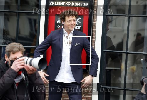 Amsterdam 19 januari 2022
Cabaretiers Bert Visscher en Jochem Myer tijdens de landelijke protestactie Kapsalon Theater in de Kleine Komedie. De cultuursector komt in actie tegen de coronamaatregelen. Tientallen theaters in heel Nederland  zijn omgebouwd tot een kapsalon.