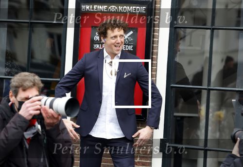 Amsterdam 19 januari 2022
Cabaretiers Bert Visscher en Jochem Myer tijdens de landelijke protestactie Kapsalon Theater in de Kleine Komedie. De cultuursector komt in actie tegen de coronamaatregelen. Tientallen theaters in heel Nederland  zijn omgebouwd tot een kapsalon.