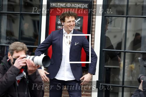Amsterdam 19 januari 2022
Cabaretiers Bert Visscher en Jochem Myer tijdens de landelijke protestactie Kapsalon Theater in de Kleine Komedie. De cultuursector komt in actie tegen de coronamaatregelen. Tientallen theaters in heel Nederland  zijn omgebouwd tot een kapsalon.