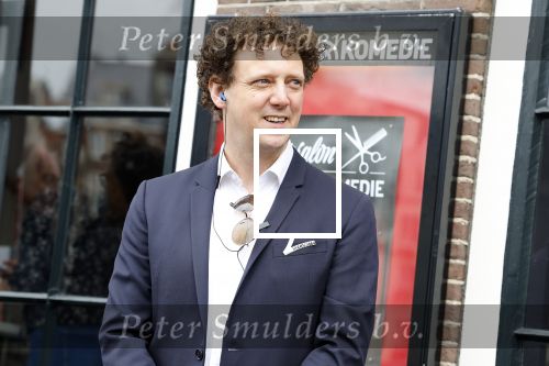 Amsterdam 19 januari 2022
Cabaretiers Bert Visscher en Jochem Myer tijdens de landelijke protestactie Kapsalon Theater in de Kleine Komedie. De cultuursector komt in actie tegen de coronamaatregelen. Tientallen theaters in heel Nederland  zijn omgebouwd tot een kapsalon.