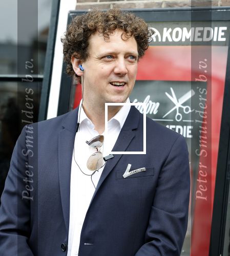Amsterdam 19 januari 2022
Cabaretiers Bert Visscher en Jochem Myer tijdens de landelijke protestactie Kapsalon Theater in de Kleine Komedie. De cultuursector komt in actie tegen de coronamaatregelen. Tientallen theaters in heel Nederland  zijn omgebouwd tot een kapsalon.