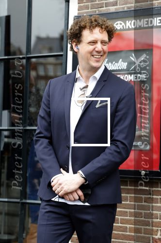 Amsterdam 19 januari 2022
Cabaretiers Bert Visscher en Jochem Myer tijdens de landelijke protestactie Kapsalon Theater in de Kleine Komedie. De cultuursector komt in actie tegen de coronamaatregelen. Tientallen theaters in heel Nederland  zijn omgebouwd tot een kapsalon.
