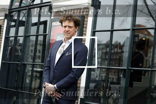 Amsterdam 19 januari 2022
Cabaretiers Bert Visscher en Jochem Myer tijdens de landelijke protestactie Kapsalon Theater in de Kleine Komedie. De cultuursector komt in actie tegen de coronamaatregelen. Tientallen theaters in heel Nederland  zijn omgebouwd tot een kapsalon.