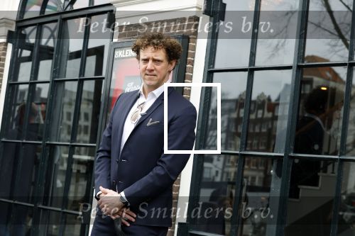 Amsterdam 19 januari 2022
Cabaretiers Bert Visscher en Jochem Myer tijdens de landelijke protestactie Kapsalon Theater in de Kleine Komedie. De cultuursector komt in actie tegen de coronamaatregelen. Tientallen theaters in heel Nederland  zijn omgebouwd tot een kapsalon.
