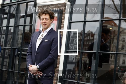 Amsterdam 19 januari 2022
Cabaretiers Bert Visscher en Jochem Myer tijdens de landelijke protestactie Kapsalon Theater in de Kleine Komedie. De cultuursector komt in actie tegen de coronamaatregelen. Tientallen theaters in heel Nederland  zijn omgebouwd tot een kapsalon.