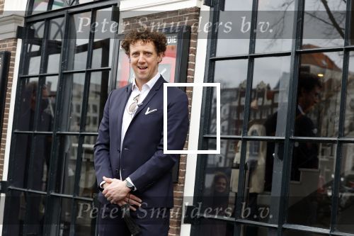 Amsterdam 19 januari 2022
Cabaretiers Bert Visscher en Jochem Myer tijdens de landelijke protestactie Kapsalon Theater in de Kleine Komedie. De cultuursector komt in actie tegen de coronamaatregelen. Tientallen theaters in heel Nederland  zijn omgebouwd tot een kapsalon.