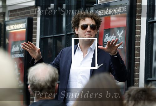 Amsterdam 19 januari 2022
Cabaretiers Bert Visscher en Jochem Myer tijdens de landelijke protestactie Kapsalon Theater in de Kleine Komedie. De cultuursector komt in actie tegen de coronamaatregelen. Tientallen theaters in heel Nederland  zijn omgebouwd tot een kapsalon.