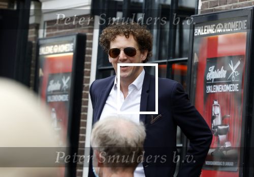 Amsterdam 19 januari 2022
Cabaretiers Bert Visscher en Jochem Myer tijdens de landelijke protestactie Kapsalon Theater in de Kleine Komedie. De cultuursector komt in actie tegen de coronamaatregelen. Tientallen theaters in heel Nederland  zijn omgebouwd tot een kapsalon.