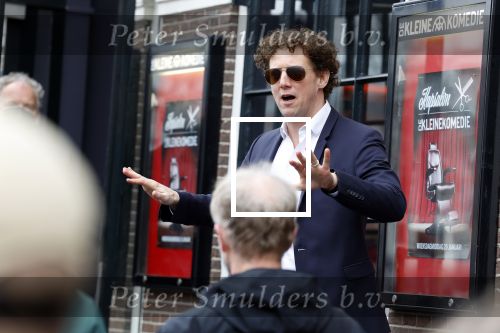 Amsterdam 19 januari 2022
Cabaretiers Bert Visscher en Jochem Myer tijdens de landelijke protestactie Kapsalon Theater in de Kleine Komedie. De cultuursector komt in actie tegen de coronamaatregelen. Tientallen theaters in heel Nederland  zijn omgebouwd tot een kapsalon.