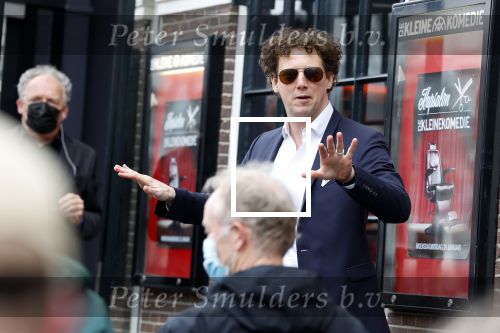 Amsterdam 19 januari 2022
Cabaretiers Bert Visscher en Jochem Myer tijdens de landelijke protestactie Kapsalon Theater in de Kleine Komedie. De cultuursector komt in actie tegen de coronamaatregelen. Tientallen theaters in heel Nederland  zijn omgebouwd tot een kapsalon.