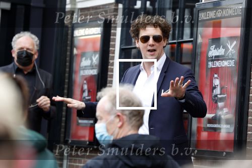 Amsterdam 19 januari 2022
Cabaretiers Bert Visscher en Jochem Myer tijdens de landelijke protestactie Kapsalon Theater in de Kleine Komedie. De cultuursector komt in actie tegen de coronamaatregelen. Tientallen theaters in heel Nederland  zijn omgebouwd tot een kapsalon.