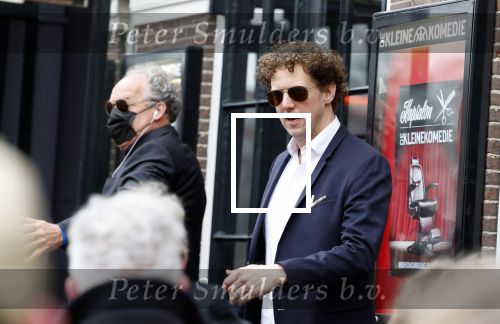Amsterdam 19 januari 2022
Cabaretiers Bert Visscher en Jochem Myer tijdens de landelijke protestactie Kapsalon Theater in de Kleine Komedie. De cultuursector komt in actie tegen de coronamaatregelen. Tientallen theaters in heel Nederland  zijn omgebouwd tot een kapsalon.