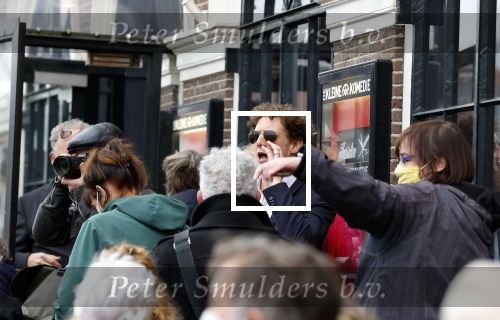 Amsterdam 19 januari 2022
Cabaretiers Bert Visscher en Jochem Myer tijdens de landelijke protestactie Kapsalon Theater in de Kleine Komedie. De cultuursector komt in actie tegen de coronamaatregelen. Tientallen theaters in heel Nederland  zijn omgebouwd tot een kapsalon.