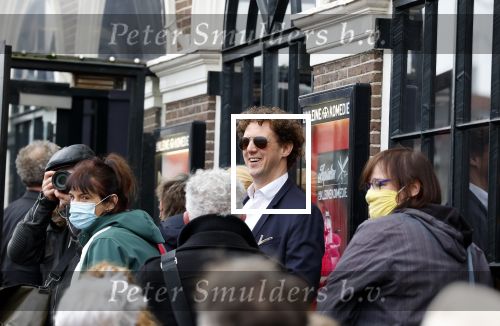 Amsterdam 19 januari 2022
Cabaretiers Bert Visscher en Jochem Myer tijdens de landelijke protestactie Kapsalon Theater in de Kleine Komedie. De cultuursector komt in actie tegen de coronamaatregelen. Tientallen theaters in heel Nederland  zijn omgebouwd tot een kapsalon.