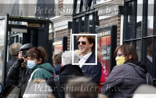 Amsterdam 19 januari 2022
Cabaretiers Bert Visscher en Jochem Myer tijdens de landelijke protestactie Kapsalon Theater in de Kleine Komedie. De cultuursector komt in actie tegen de coronamaatregelen. Tientallen theaters in heel Nederland  zijn omgebouwd tot een kapsalon.
