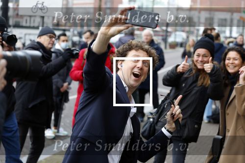 Amsterdam 19 januari 2022
Cabaretiers Bert Visscher en Jochem Myer tijdens de landelijke protestactie Kapsalon Theater in de Kleine Komedie. De cultuursector komt in actie tegen de coronamaatregelen. Tientallen theaters in heel Nederland  zijn omgebouwd tot een kapsalon.