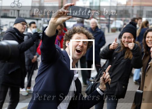 Amsterdam 19 januari 2022
Cabaretiers Bert Visscher en Jochem Myer tijdens de landelijke protestactie Kapsalon Theater in de Kleine Komedie. De cultuursector komt in actie tegen de coronamaatregelen. Tientallen theaters in heel Nederland  zijn omgebouwd tot een kapsalon.