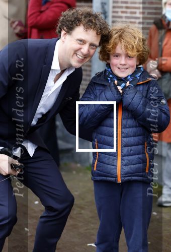 Amsterdam 19 januari 2022
Cabaretiers Bert Visscher en Jochem Myer tijdens de landelijke protestactie Kapsalon Theater in de Kleine Komedie. De cultuursector komt in actie tegen de coronamaatregelen. Tientallen theaters in heel Nederland  zijn omgebouwd tot een kapsalon.