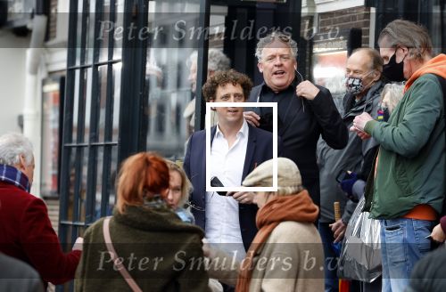 Amsterdam 19 januari 2022
Cabaretiers Bert Visscher en Jochem Myer tijdens de landelijke protestactie Kapsalon Theater in de Kleine Komedie. De cultuursector komt in actie tegen de coronamaatregelen. Tientallen theaters in heel Nederland  zijn omgebouwd tot een kapsalon.