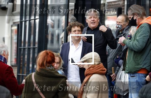 Amsterdam 19 januari 2022
Cabaretiers Bert Visscher en Jochem Myer tijdens de landelijke protestactie Kapsalon Theater in de Kleine Komedie. De cultuursector komt in actie tegen de coronamaatregelen. Tientallen theaters in heel Nederland  zijn omgebouwd tot een kapsalon.