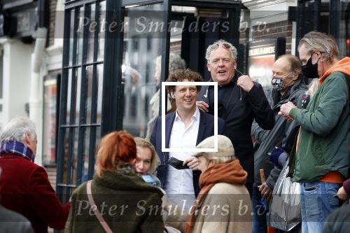 Amsterdam 19 januari 2022
Cabaretiers Bert Visscher en Jochem Myer tijdens de landelijke protestactie Kapsalon Theater in de Kleine Komedie. De cultuursector komt in actie tegen de coronamaatregelen. Tientallen theaters in heel Nederland  zijn omgebouwd tot een kapsalon.