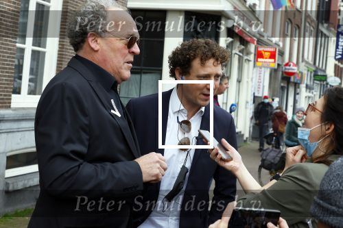 Amsterdam 19 januari 2022
Cabaretiers Bert Visscher en Jochem Myer tijdens de landelijke protestactie Kapsalon Theater in de Kleine Komedie. De cultuursector komt in actie tegen de coronamaatregelen. Tientallen theaters in heel Nederland  zijn omgebouwd tot een kapsalon.