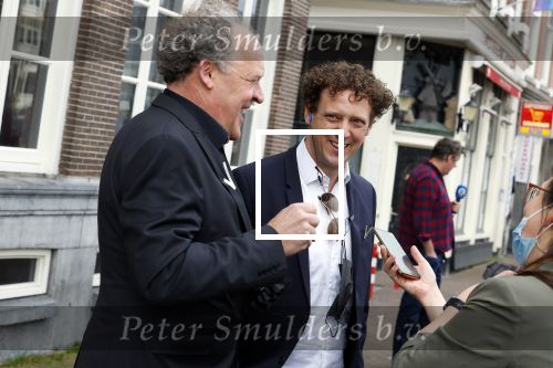 Amsterdam 19 januari 2022
Cabaretiers Bert Visscher en Jochem Myer tijdens de landelijke protestactie Kapsalon Theater in de Kleine Komedie. De cultuursector komt in actie tegen de coronamaatregelen. Tientallen theaters in heel Nederland  zijn omgebouwd tot een kapsalon.