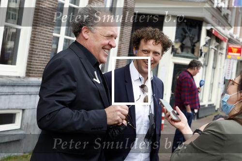 Amsterdam 19 januari 2022
Cabaretiers Bert Visscher en Jochem Myer tijdens de landelijke protestactie Kapsalon Theater in de Kleine Komedie. De cultuursector komt in actie tegen de coronamaatregelen. Tientallen theaters in heel Nederland  zijn omgebouwd tot een kapsalon.