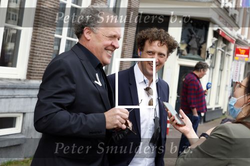 Amsterdam 19 januari 2022
Cabaretiers Bert Visscher en Jochem Myer tijdens de landelijke protestactie Kapsalon Theater in de Kleine Komedie. De cultuursector komt in actie tegen de coronamaatregelen. Tientallen theaters in heel Nederland  zijn omgebouwd tot een kapsalon.