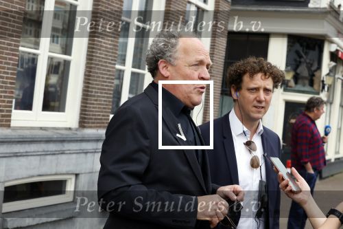 Amsterdam 19 januari 2022
Cabaretiers Bert Visscher en Jochem Myer tijdens de landelijke protestactie Kapsalon Theater in de Kleine Komedie. De cultuursector komt in actie tegen de coronamaatregelen. Tientallen theaters in heel Nederland  zijn omgebouwd tot een kapsalon.