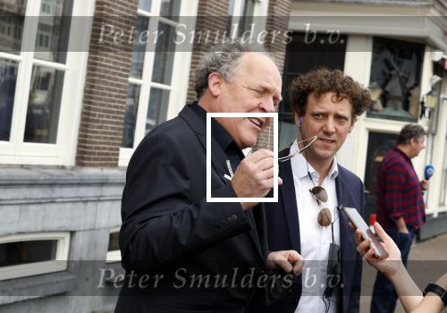 Amsterdam 19 januari 2022
Cabaretiers Bert Visscher en Jochem Myer tijdens de landelijke protestactie Kapsalon Theater in de Kleine Komedie. De cultuursector komt in actie tegen de coronamaatregelen. Tientallen theaters in heel Nederland  zijn omgebouwd tot een kapsalon.