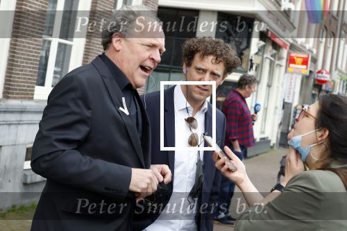 Amsterdam 19 januari 2022
Cabaretiers Bert Visscher en Jochem Myer tijdens de landelijke protestactie Kapsalon Theater in de Kleine Komedie. De cultuursector komt in actie tegen de coronamaatregelen. Tientallen theaters in heel Nederland  zijn omgebouwd tot een kapsalon.