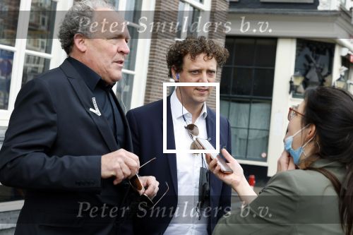 Amsterdam 19 januari 2022
Cabaretiers Bert Visscher en Jochem Myer tijdens de landelijke protestactie Kapsalon Theater in de Kleine Komedie. De cultuursector komt in actie tegen de coronamaatregelen. Tientallen theaters in heel Nederland  zijn omgebouwd tot een kapsalon.