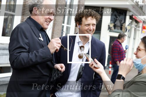 Amsterdam 19 januari 2022
Cabaretiers Bert Visscher en Jochem Myer tijdens de landelijke protestactie Kapsalon Theater in de Kleine Komedie. De cultuursector komt in actie tegen de coronamaatregelen. Tientallen theaters in heel Nederland  zijn omgebouwd tot een kapsalon.