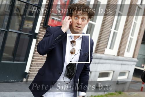 Amsterdam 19 januari 2022
Cabaretiers Bert Visscher en Jochem Myer tijdens de landelijke protestactie Kapsalon Theater in de Kleine Komedie. De cultuursector komt in actie tegen de coronamaatregelen. Tientallen theaters in heel Nederland  zijn omgebouwd tot een kapsalon.