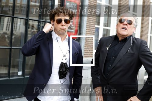 Amsterdam 19 januari 2022
Cabaretiers Bert Visscher en Jochem Myer tijdens de landelijke protestactie Kapsalon Theater in de Kleine Komedie. De cultuursector komt in actie tegen de coronamaatregelen. Tientallen theaters in heel Nederland  zijn omgebouwd tot een kapsalon.