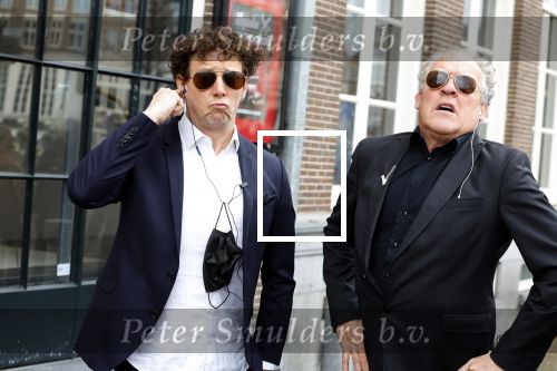 Amsterdam 19 januari 2022
Cabaretiers Bert Visscher en Jochem Myer tijdens de landelijke protestactie Kapsalon Theater in de Kleine Komedie. De cultuursector komt in actie tegen de coronamaatregelen. Tientallen theaters in heel Nederland  zijn omgebouwd tot een kapsalon.