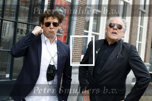 Amsterdam 19 januari 2022
Cabaretiers Bert Visscher en Jochem Myer tijdens de landelijke protestactie Kapsalon Theater in de Kleine Komedie. De cultuursector komt in actie tegen de coronamaatregelen. Tientallen theaters in heel Nederland  zijn omgebouwd tot een kapsalon.