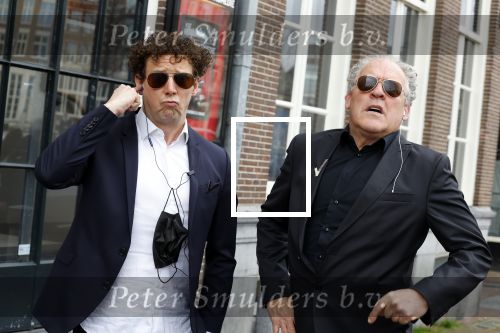 Amsterdam 19 januari 2022
Cabaretiers Bert Visscher en Jochem Myer tijdens de landelijke protestactie Kapsalon Theater in de Kleine Komedie. De cultuursector komt in actie tegen de coronamaatregelen. Tientallen theaters in heel Nederland  zijn omgebouwd tot een kapsalon.