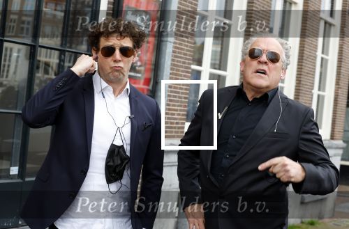 Amsterdam 19 januari 2022
Cabaretiers Bert Visscher en Jochem Myer tijdens de landelijke protestactie Kapsalon Theater in de Kleine Komedie. De cultuursector komt in actie tegen de coronamaatregelen. Tientallen theaters in heel Nederland  zijn omgebouwd tot een kapsalon.