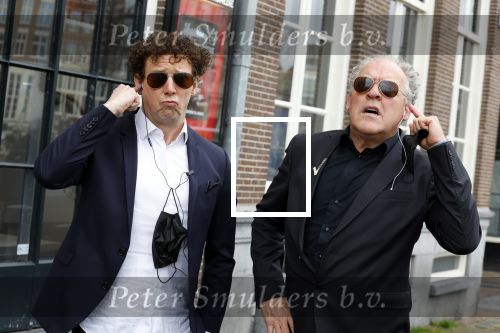 Amsterdam 19 januari 2022
Cabaretiers Bert Visscher en Jochem Myer tijdens de landelijke protestactie Kapsalon Theater in de Kleine Komedie. De cultuursector komt in actie tegen de coronamaatregelen. Tientallen theaters in heel Nederland  zijn omgebouwd tot een kapsalon.