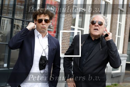 Amsterdam 19 januari 2022
Cabaretiers Bert Visscher en Jochem Myer tijdens de landelijke protestactie Kapsalon Theater in de Kleine Komedie. De cultuursector komt in actie tegen de coronamaatregelen. Tientallen theaters in heel Nederland  zijn omgebouwd tot een kapsalon.