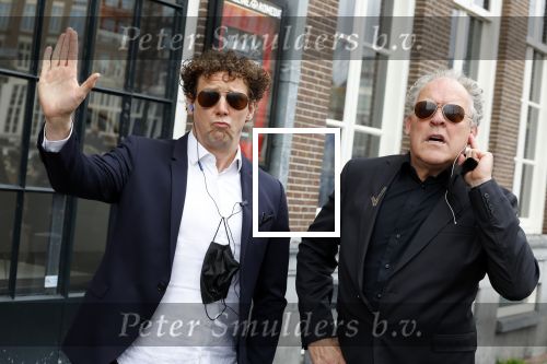 Amsterdam 19 januari 2022
Cabaretiers Bert Visscher en Jochem Myer tijdens de landelijke protestactie Kapsalon Theater in de Kleine Komedie. De cultuursector komt in actie tegen de coronamaatregelen. Tientallen theaters in heel Nederland  zijn omgebouwd tot een kapsalon.