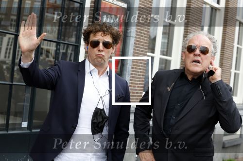 Amsterdam 19 januari 2022
Cabaretiers Bert Visscher en Jochem Myer tijdens de landelijke protestactie Kapsalon Theater in de Kleine Komedie. De cultuursector komt in actie tegen de coronamaatregelen. Tientallen theaters in heel Nederland  zijn omgebouwd tot een kapsalon.