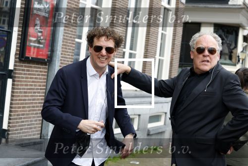 Amsterdam 19 januari 2022
Cabaretiers Bert Visscher en Jochem Myer tijdens de landelijke protestactie Kapsalon Theater in de Kleine Komedie. De cultuursector komt in actie tegen de coronamaatregelen. Tientallen theaters in heel Nederland  zijn omgebouwd tot een kapsalon.