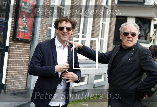 Amsterdam 19 januari 2022
Cabaretiers Bert Visscher en Jochem Myer tijdens de landelijke protestactie Kapsalon Theater in de Kleine Komedie. De cultuursector komt in actie tegen de coronamaatregelen. Tientallen theaters in heel Nederland  zijn omgebouwd tot een kapsalon.
