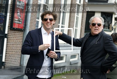 Amsterdam 19 januari 2022
Cabaretiers Bert Visscher en Jochem Myer tijdens de landelijke protestactie Kapsalon Theater in de Kleine Komedie. De cultuursector komt in actie tegen de coronamaatregelen. Tientallen theaters in heel Nederland  zijn omgebouwd tot een kapsalon.