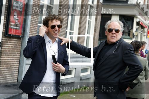 Amsterdam 19 januari 2022
Cabaretiers Bert Visscher en Jochem Myer tijdens de landelijke protestactie Kapsalon Theater in de Kleine Komedie. De cultuursector komt in actie tegen de coronamaatregelen. Tientallen theaters in heel Nederland  zijn omgebouwd tot een kapsalon.