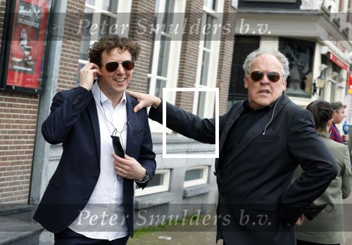 Amsterdam 19 januari 2022
Cabaretiers Bert Visscher en Jochem Myer tijdens de landelijke protestactie Kapsalon Theater in de Kleine Komedie. De cultuursector komt in actie tegen de coronamaatregelen. Tientallen theaters in heel Nederland  zijn omgebouwd tot een kapsalon.