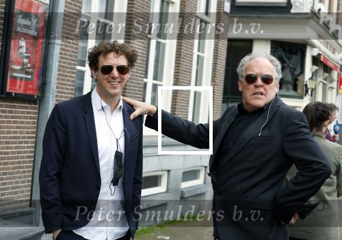 Amsterdam 19 januari 2022
Cabaretiers Bert Visscher en Jochem Myer tijdens de landelijke protestactie Kapsalon Theater in de Kleine Komedie. De cultuursector komt in actie tegen de coronamaatregelen. Tientallen theaters in heel Nederland  zijn omgebouwd tot een kapsalon.